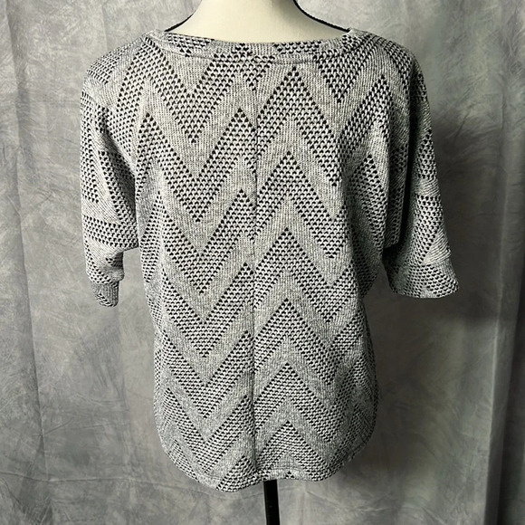 Chico’s Grey & Black Zig Zag Patterned Short Sleeve Sweater - size 0/S/4 - Picture 5 of 14